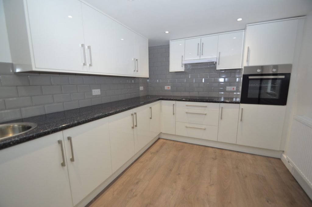 Flat Estcourt Terrace in Leeds