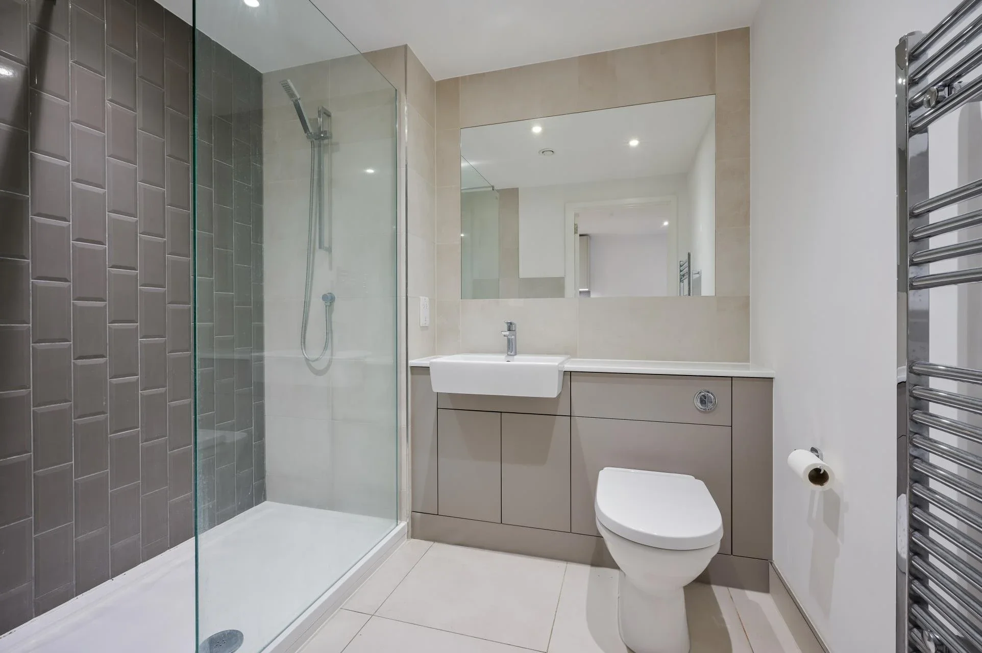 Flat Caversham Road in Greater London