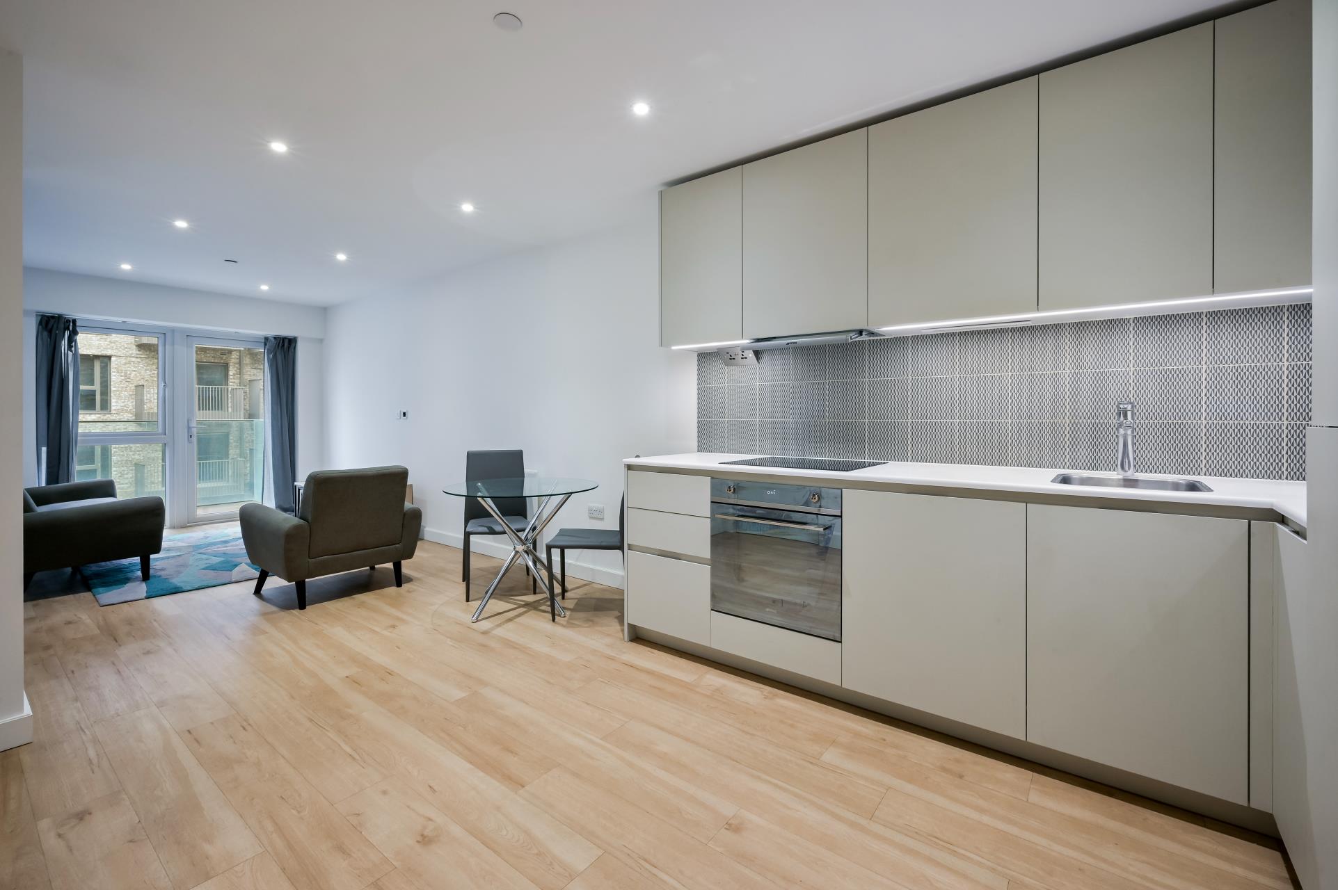 Flat Caversham Road in Greater London