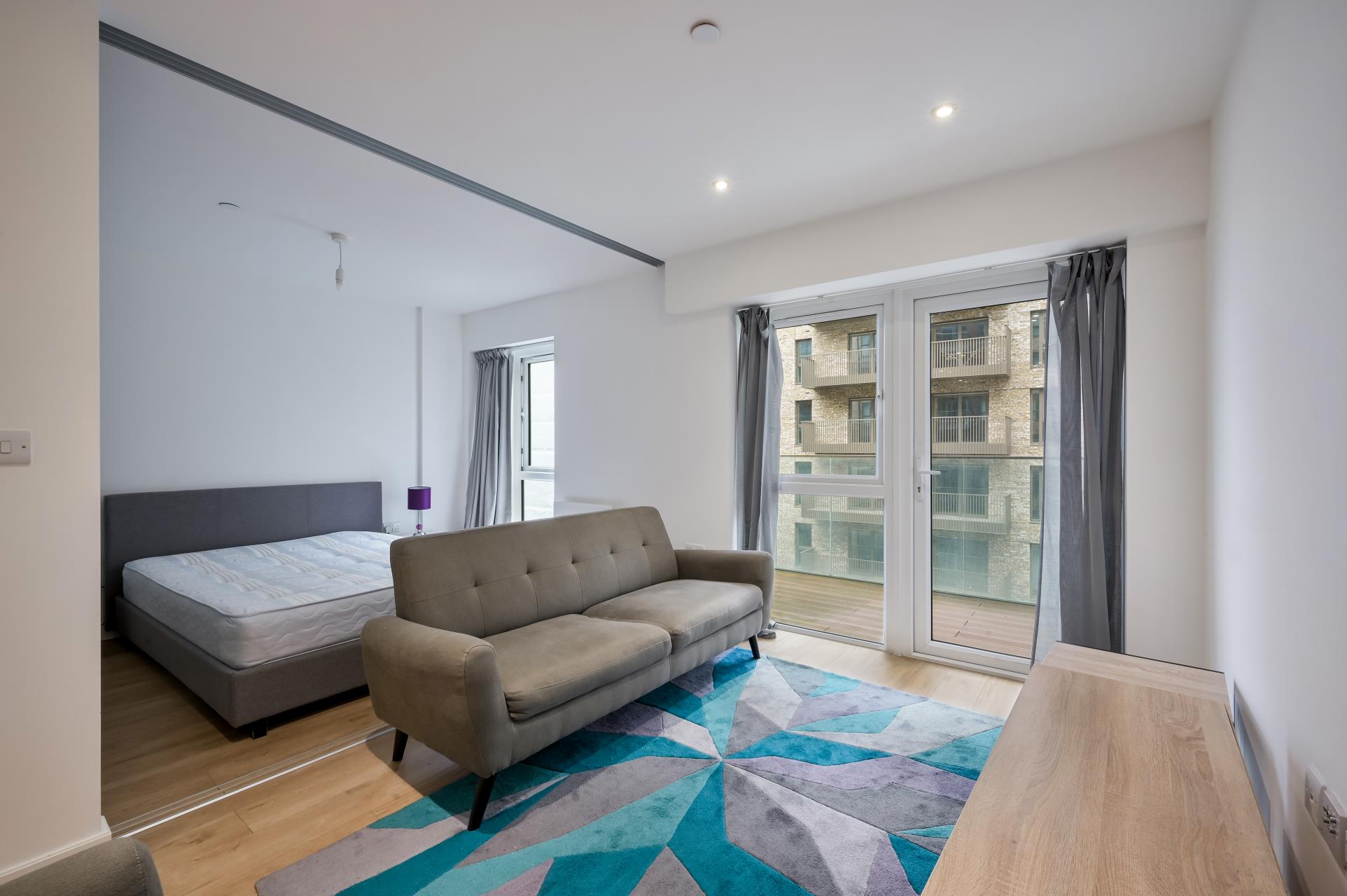Flat Caversham Road in Greater London