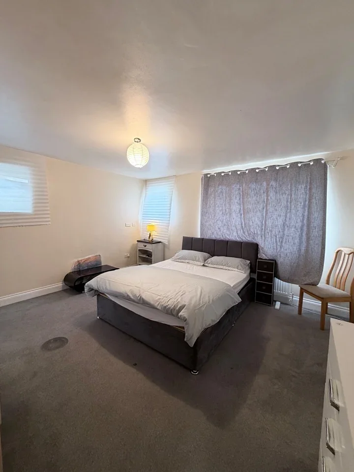 Room Brampton Grove in Greater London