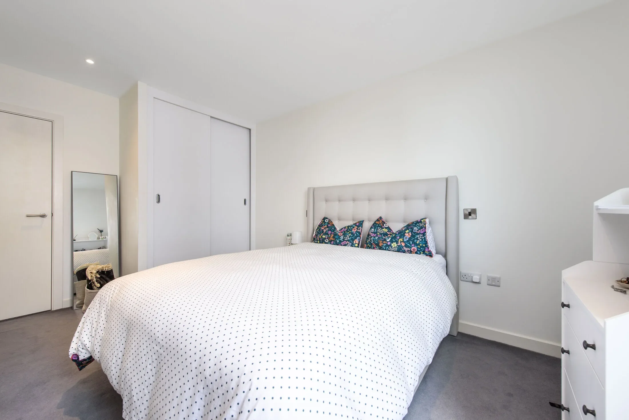 Flat Capitol Way in Greater London