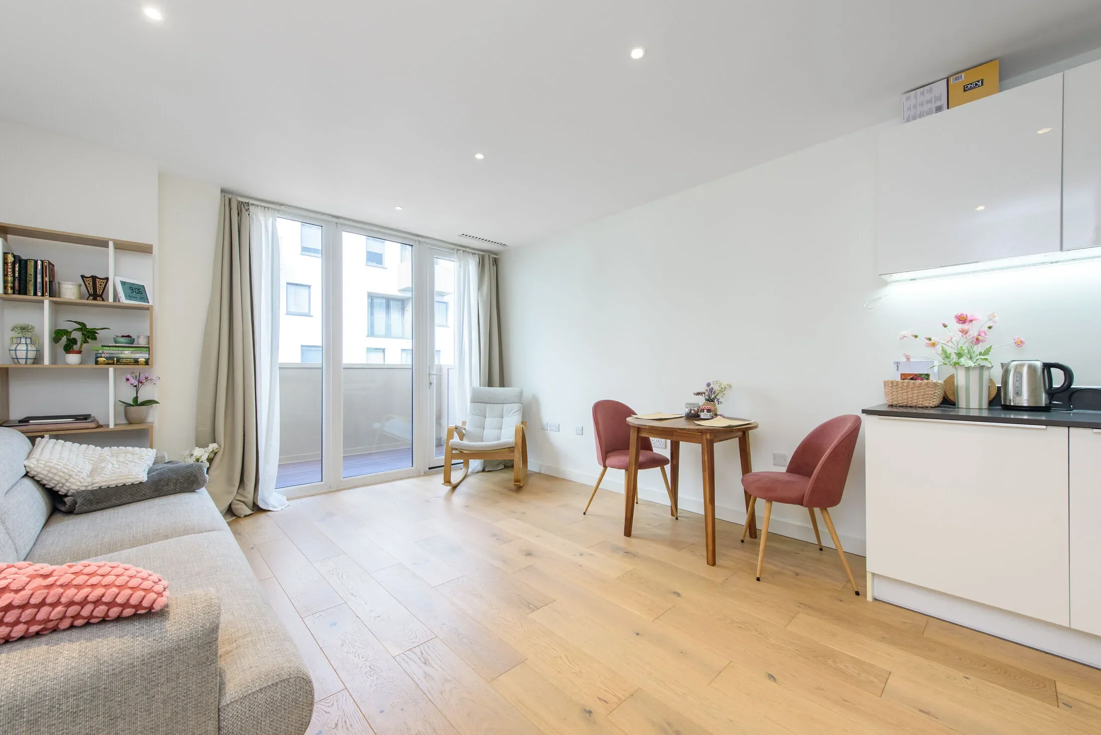 Flat Capitol Way in Greater London