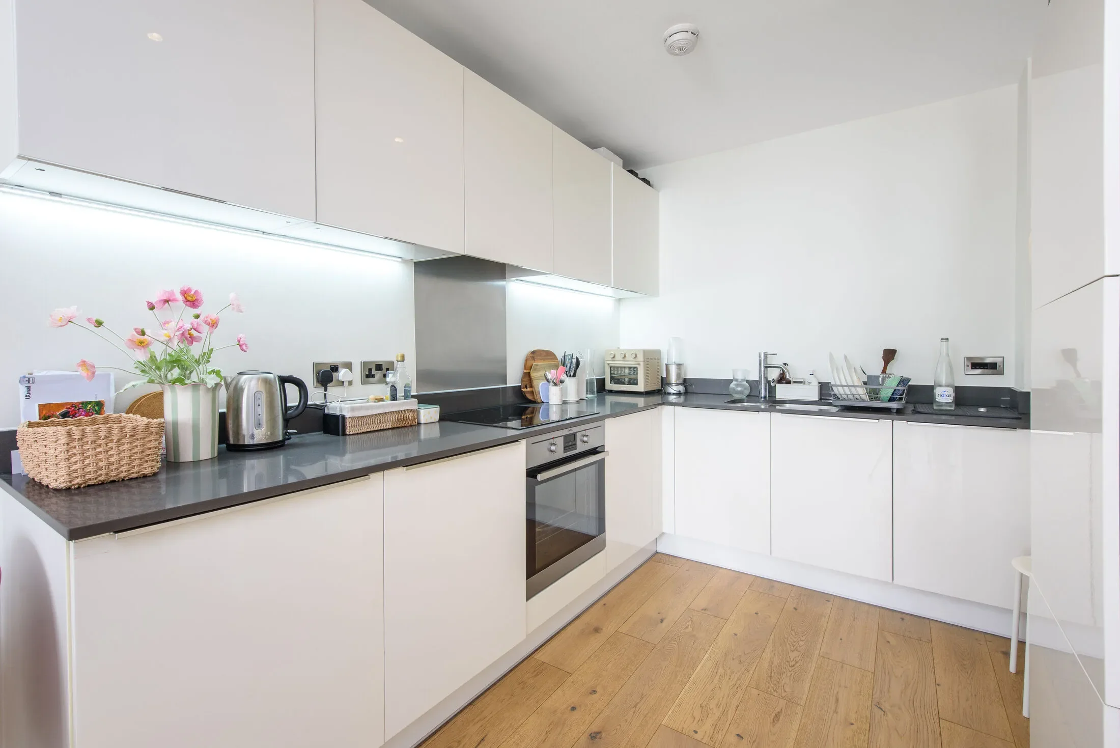 Flat Capitol Way in Greater London