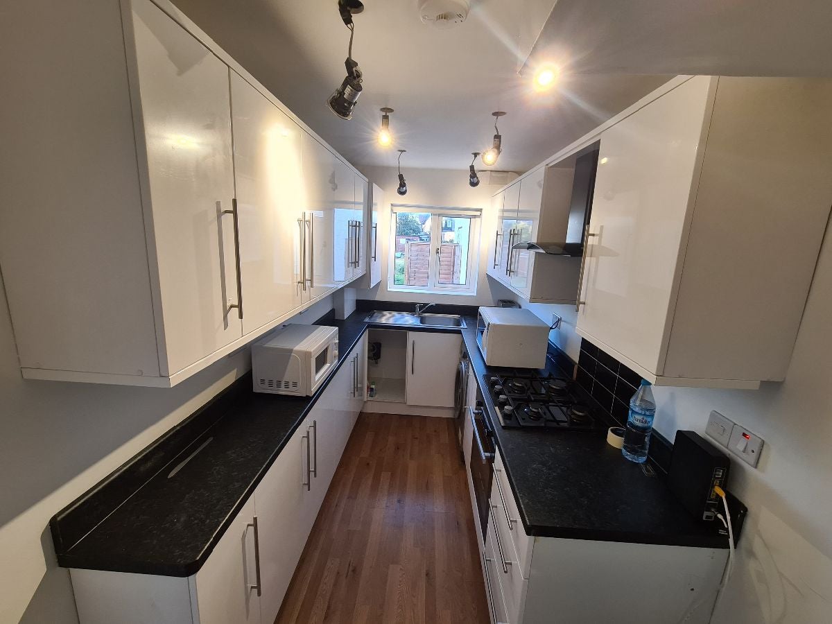 Room Oakleigh Avenue in Greater London
