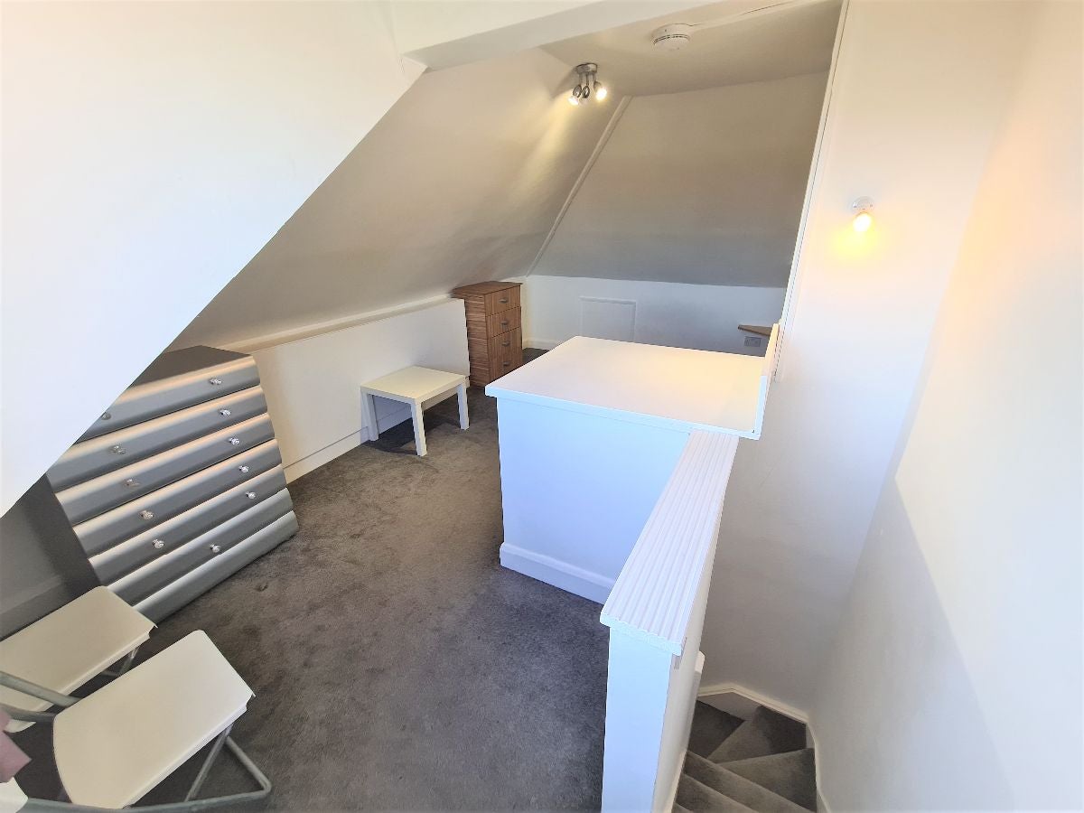 Room Oakleigh Avenue in Greater London