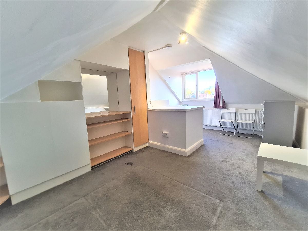 Flat Oakleigh Avenue in Greater London
