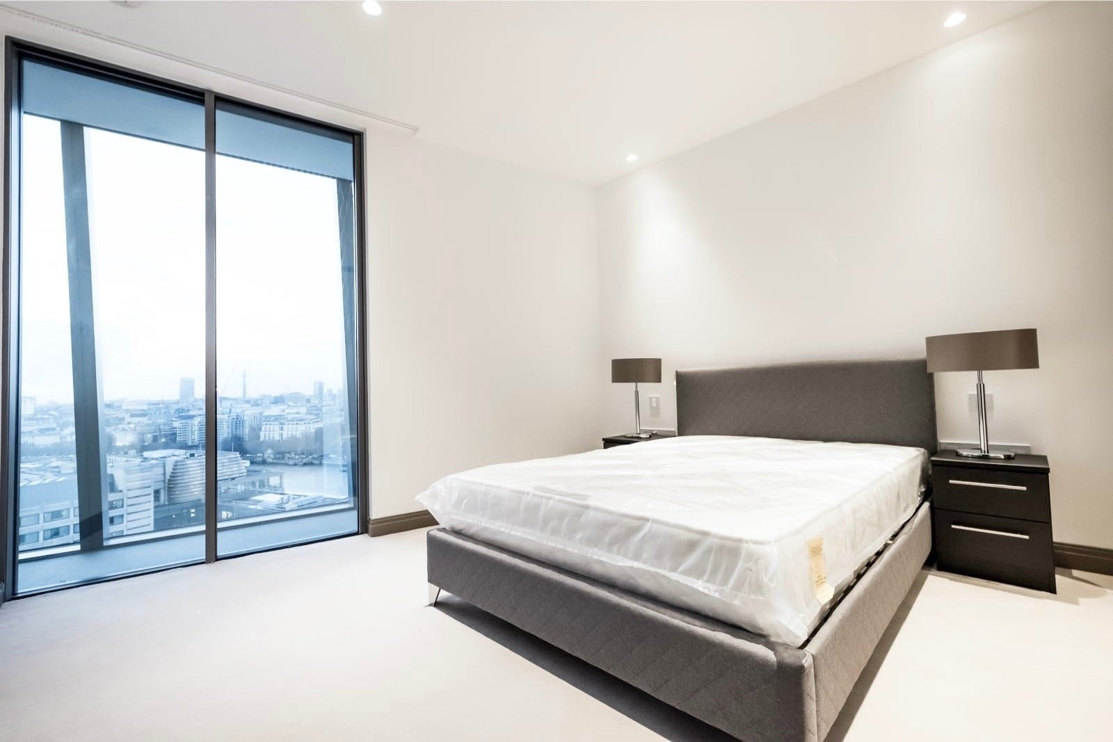 Flat Blackfriars Road in Greater London