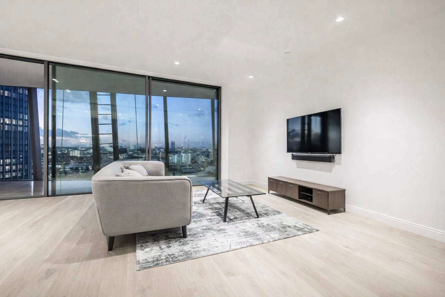 Flat Blackfriars Road in Greater London