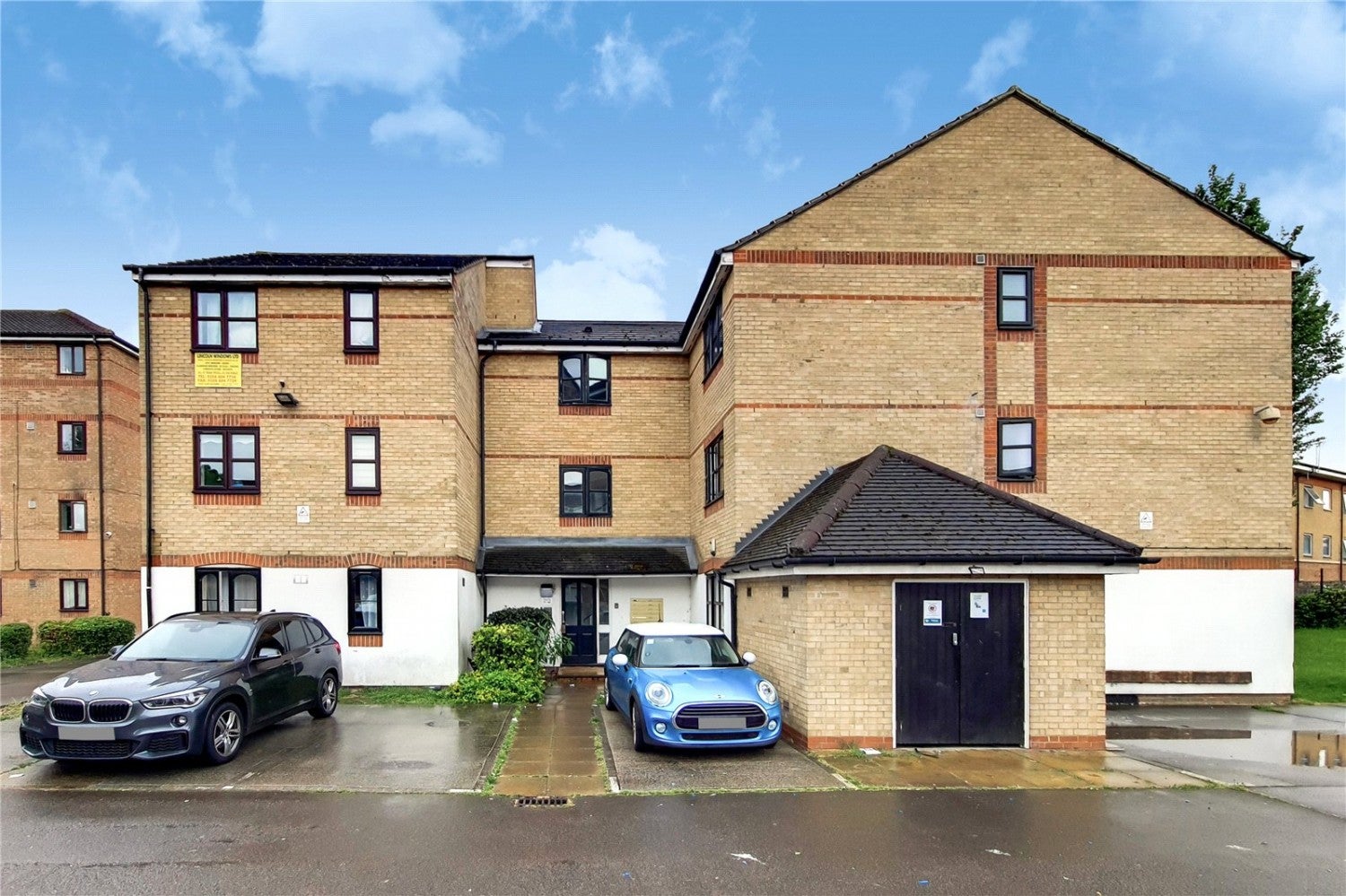Flat Cherry Blossom Close in Greater London