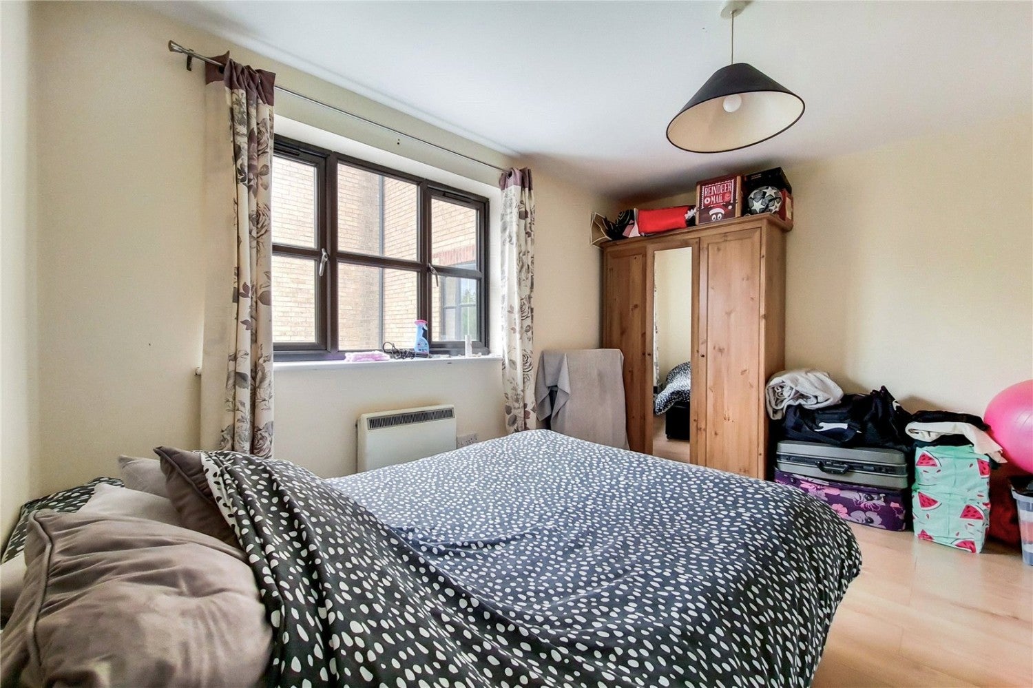 Flat Cherry Blossom Close in Greater London