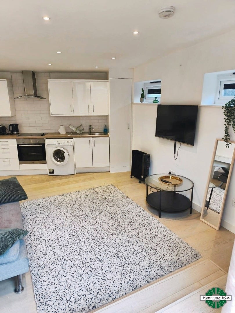 Flat Charlecote Road in Greater London
