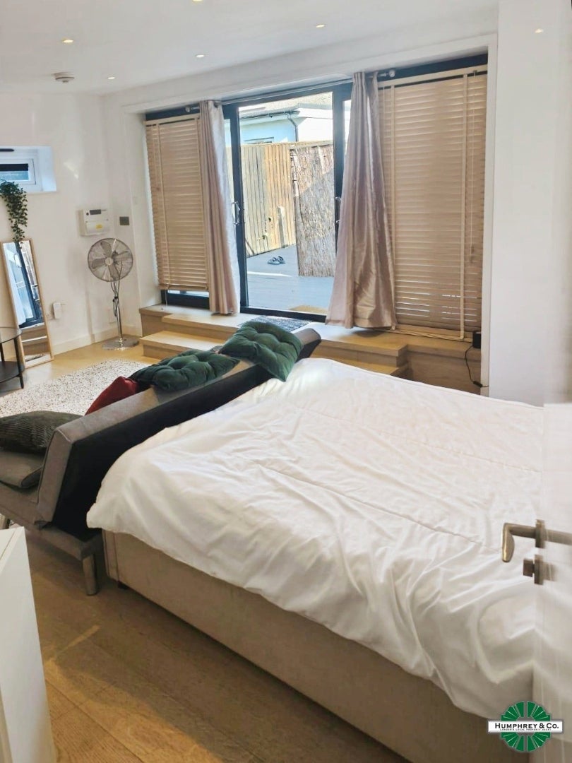 Flat Charlecote Road in Greater London