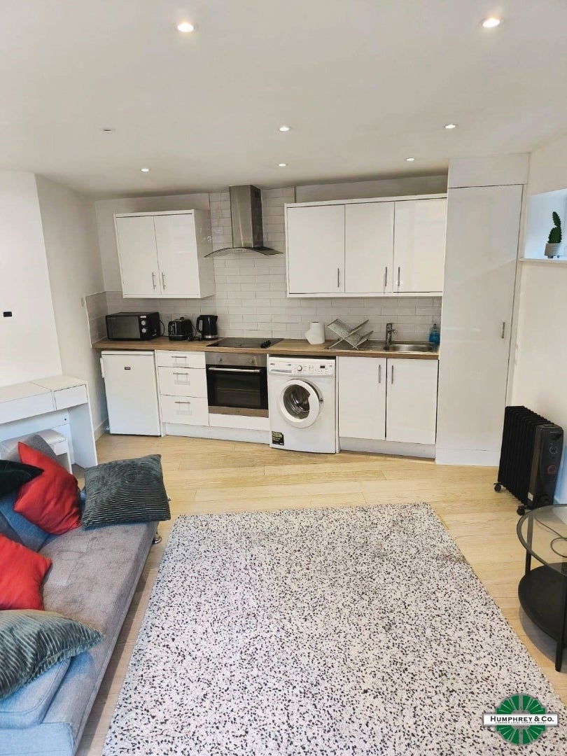 Flat Charlecote Road in Greater London