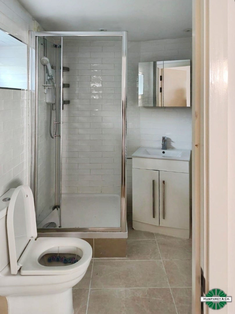 Flat Charlecote Road in Greater London