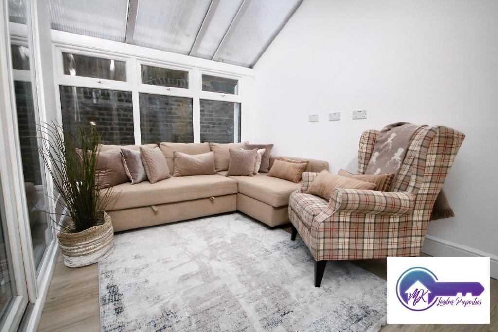 Room Mortimer Crescent in Greater London