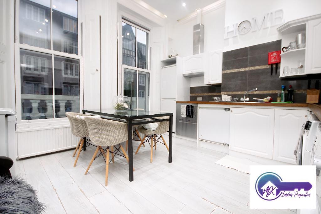 Room Mortimer Crescent in Greater London