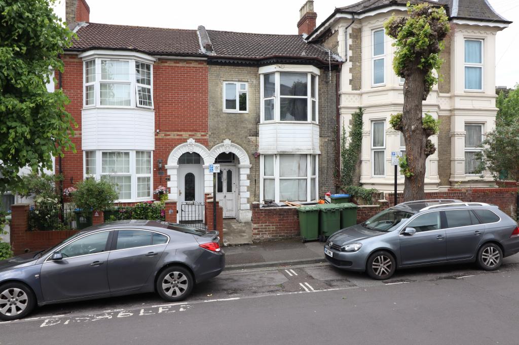 Flat Cranbury Avenue in Southampton