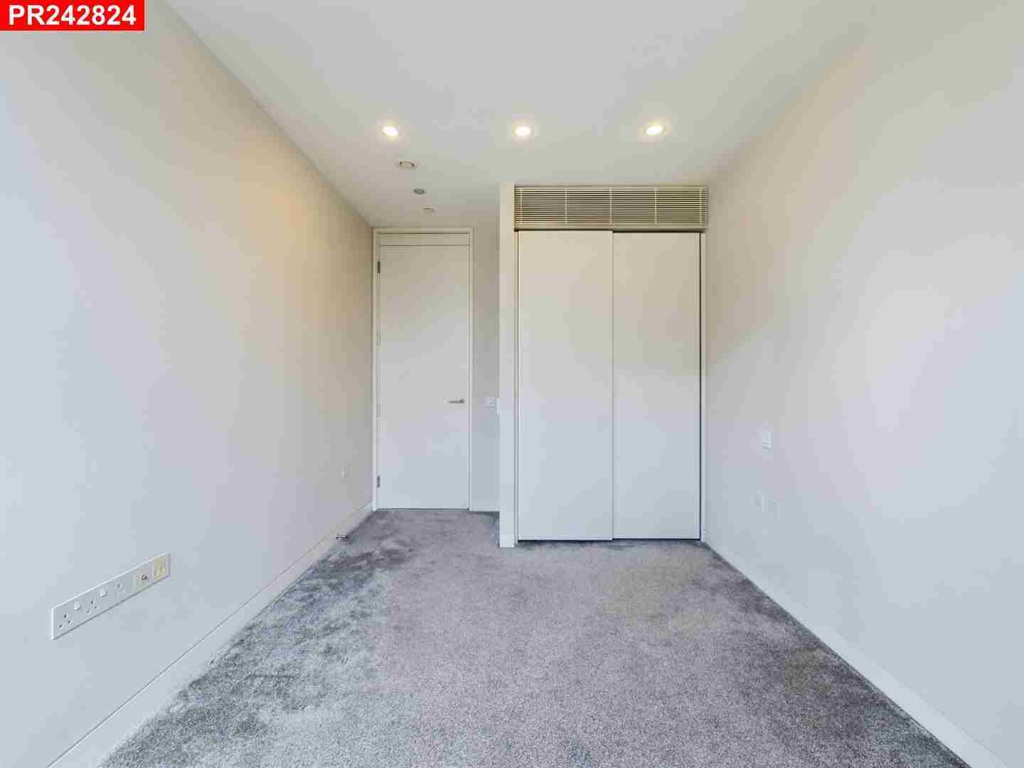 Flat Sumner Street in Greater London