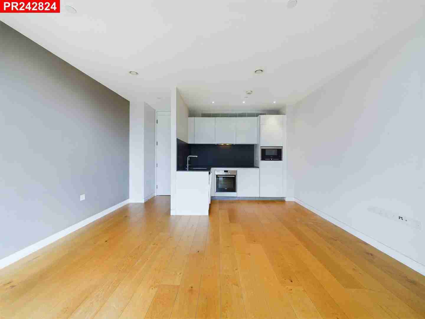 Flat Sumner Street in Greater London