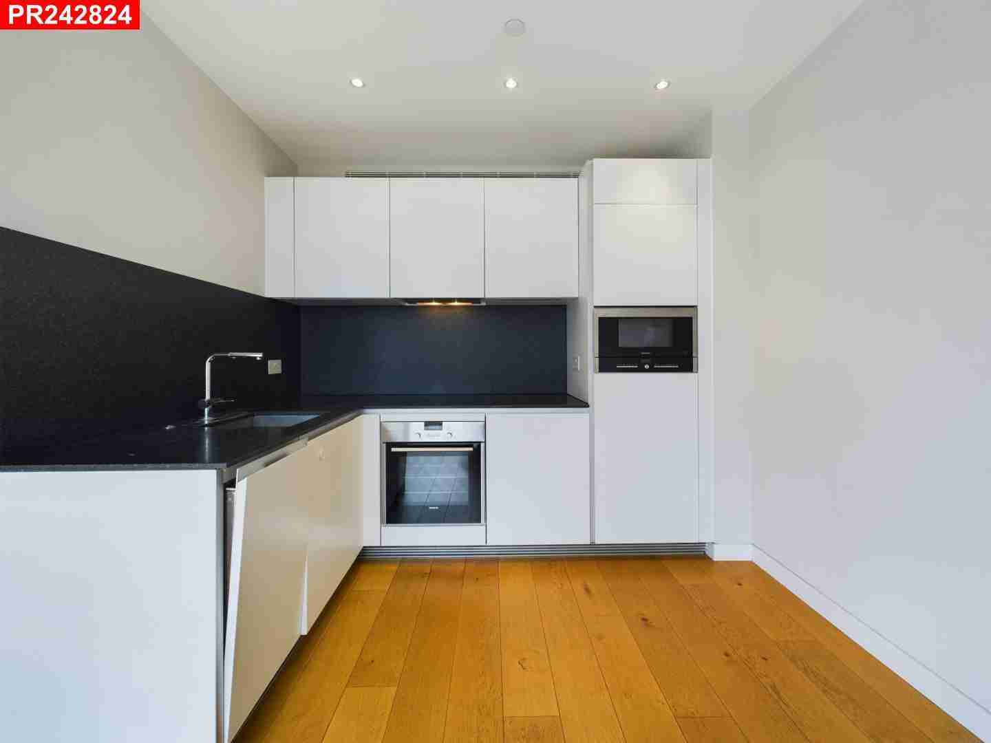 Flat Sumner Street in Greater London