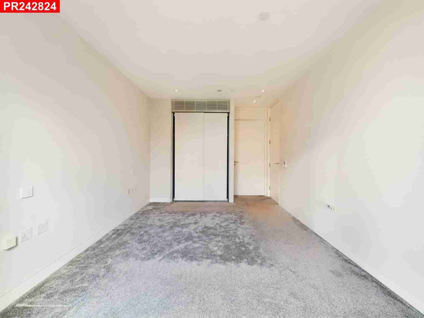 Flat Sumner Street in Greater London