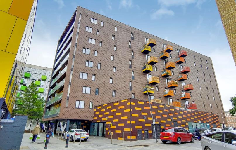 Flat Barking Town Square in Greater London