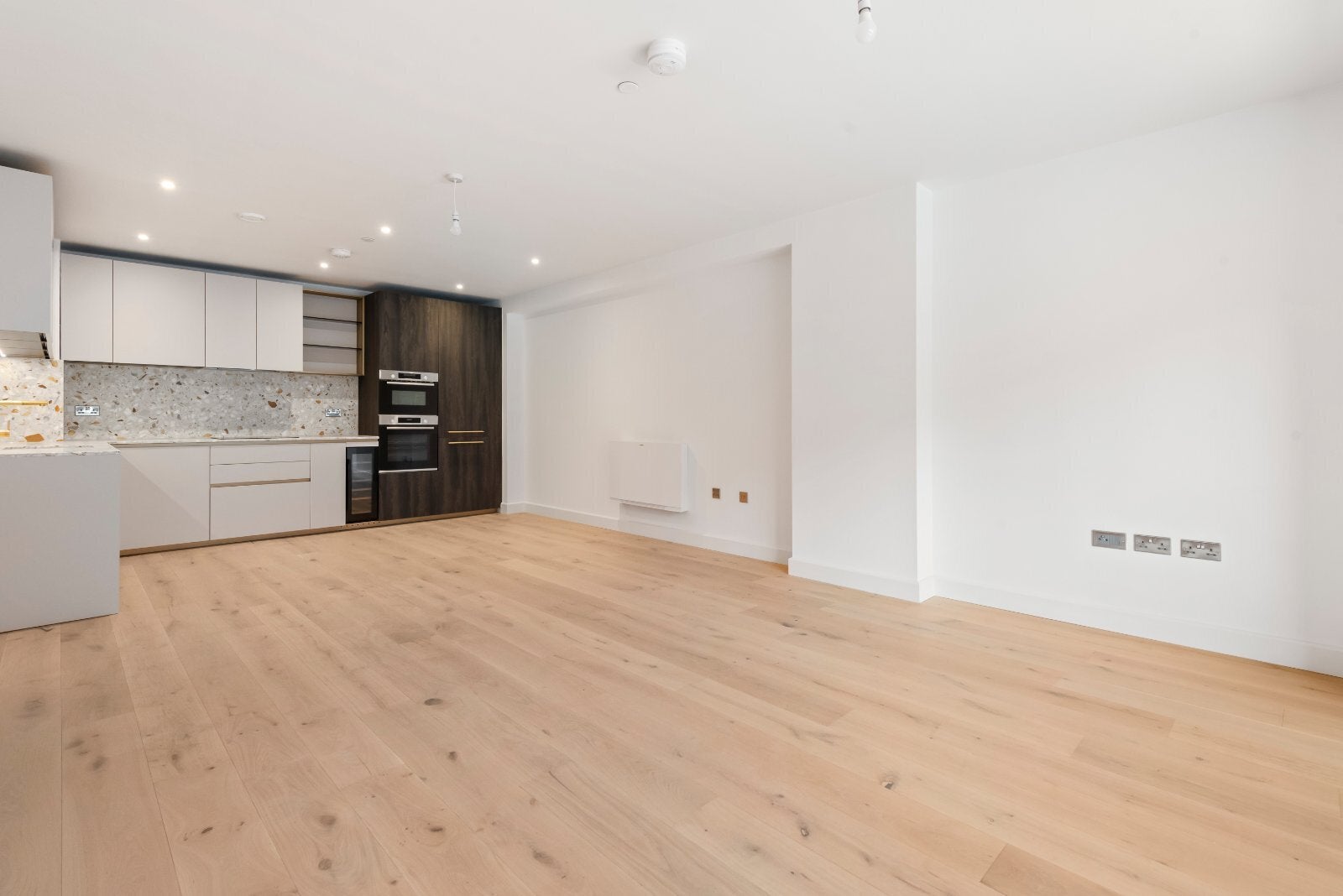 Flat Wilcox Road in Greater London