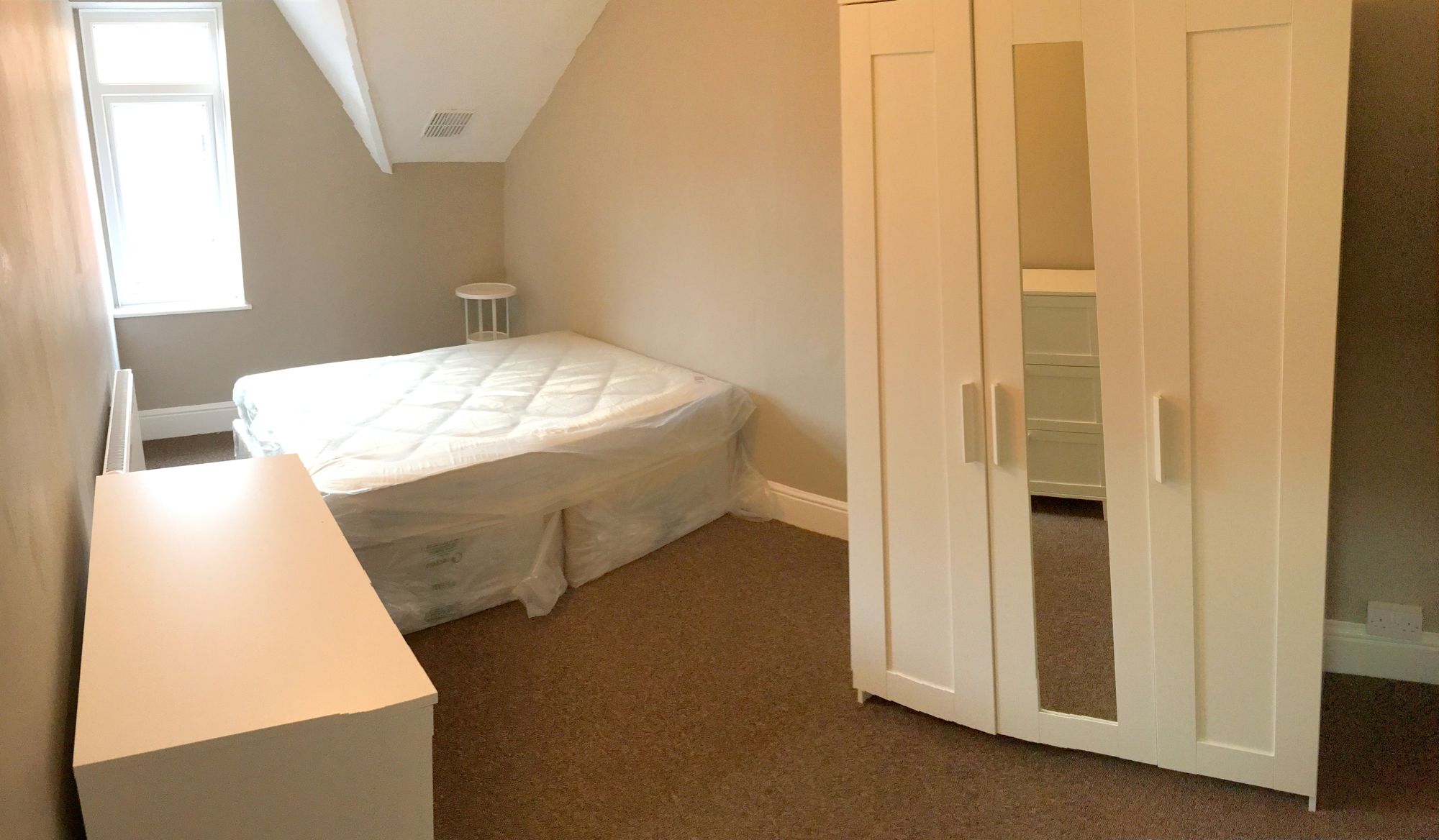 Room Albany Road in Cardiff