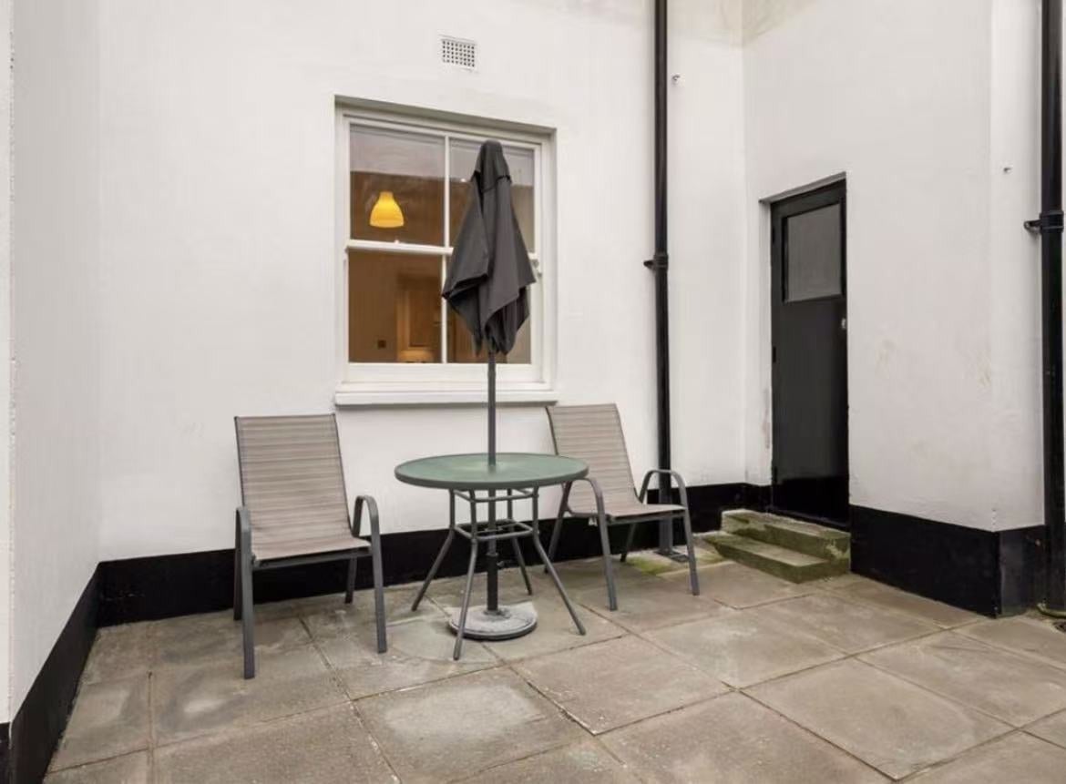 Flat Gloucester Terrace in City of Westminster