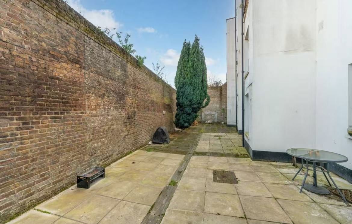 Flat Gloucester Terrace in City of Westminster