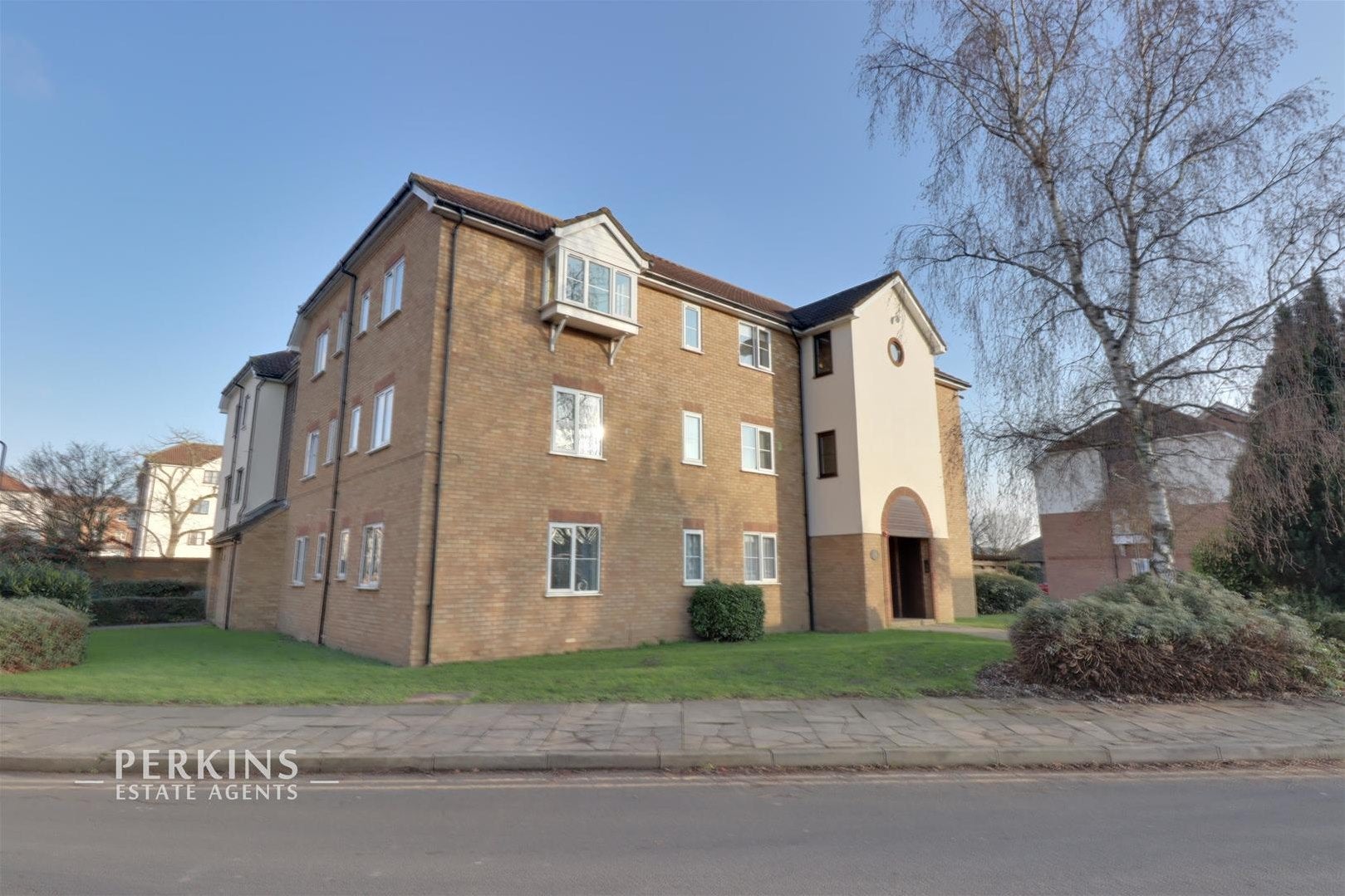 Flat Vicars Bridge Close in Greater London