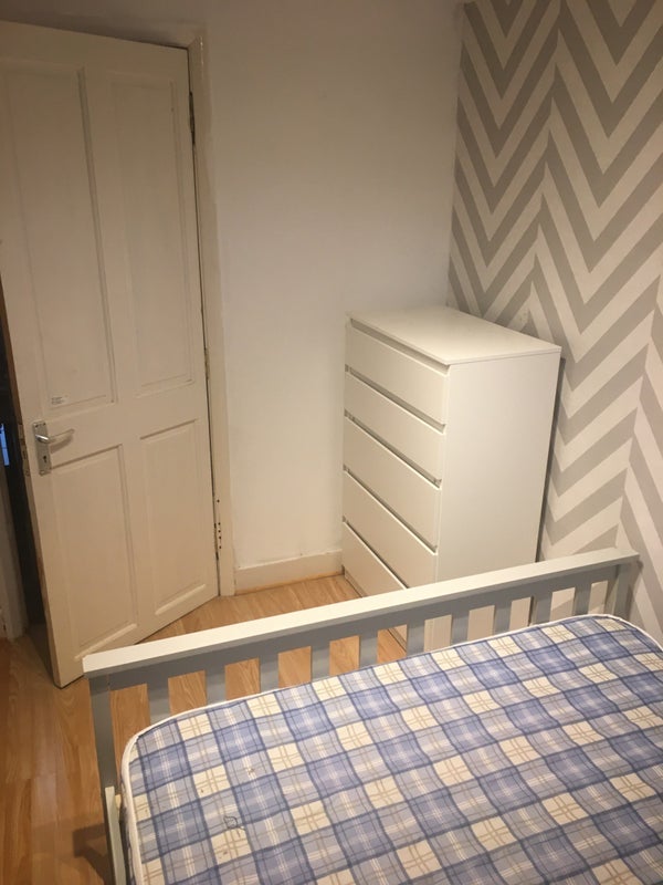 Room Whitehorse Road in Greater London
