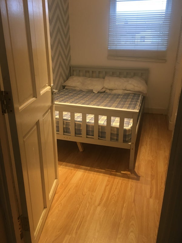 Room Whitehorse Road in Greater London