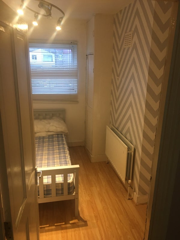 Room Whitehorse Road in Greater London