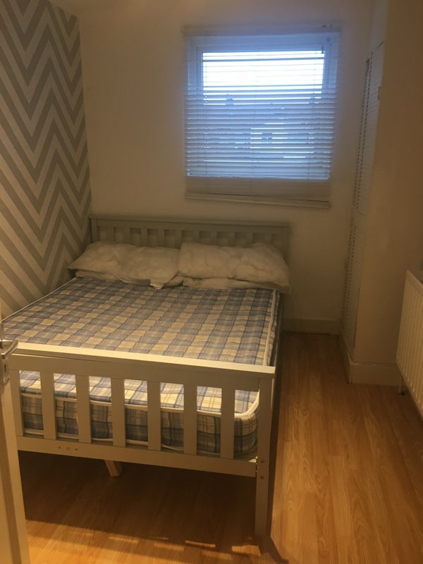Room Whitehorse Road in Greater London