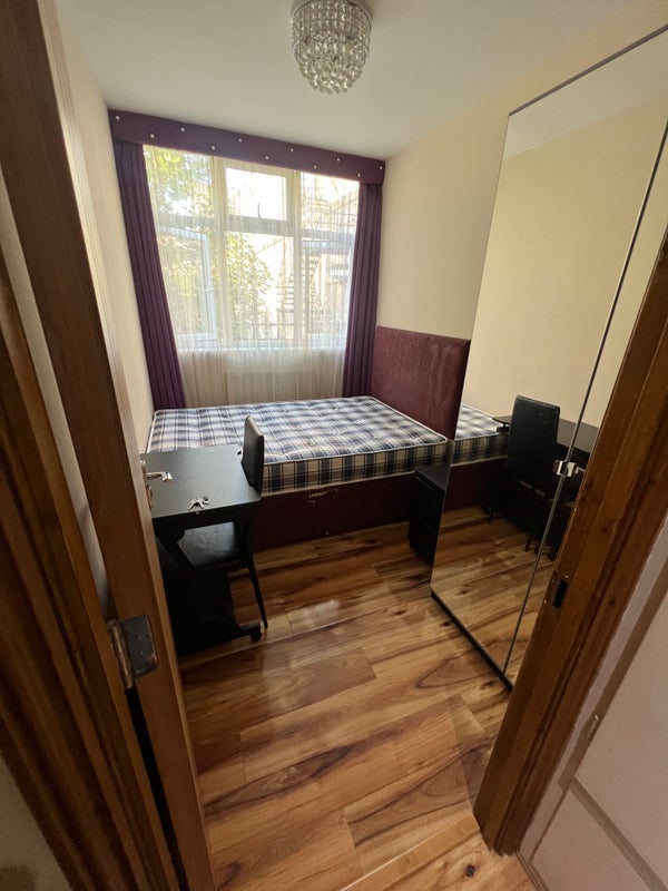 Room Spring Walk in Greater London