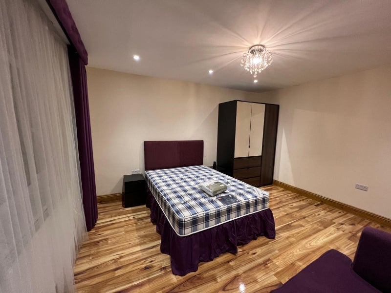 Room Spring Walk in Greater London