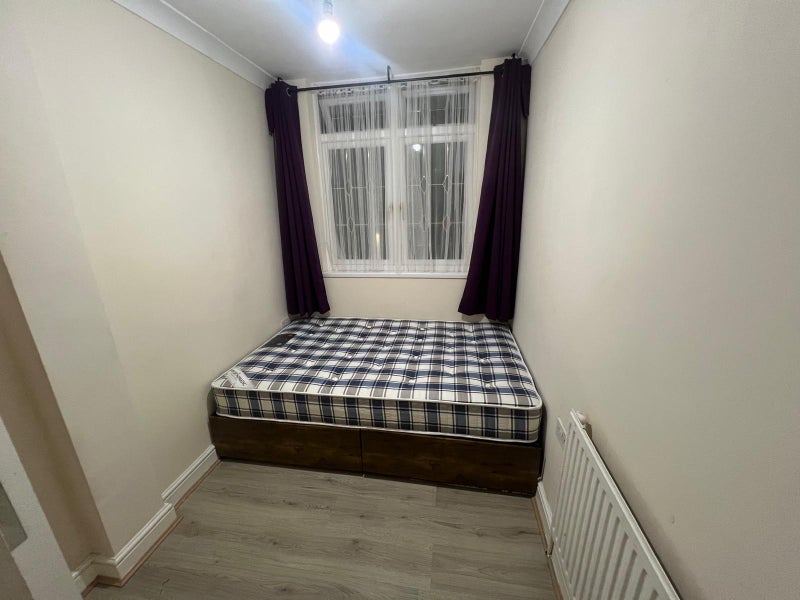 Room Spring Walk in Greater London