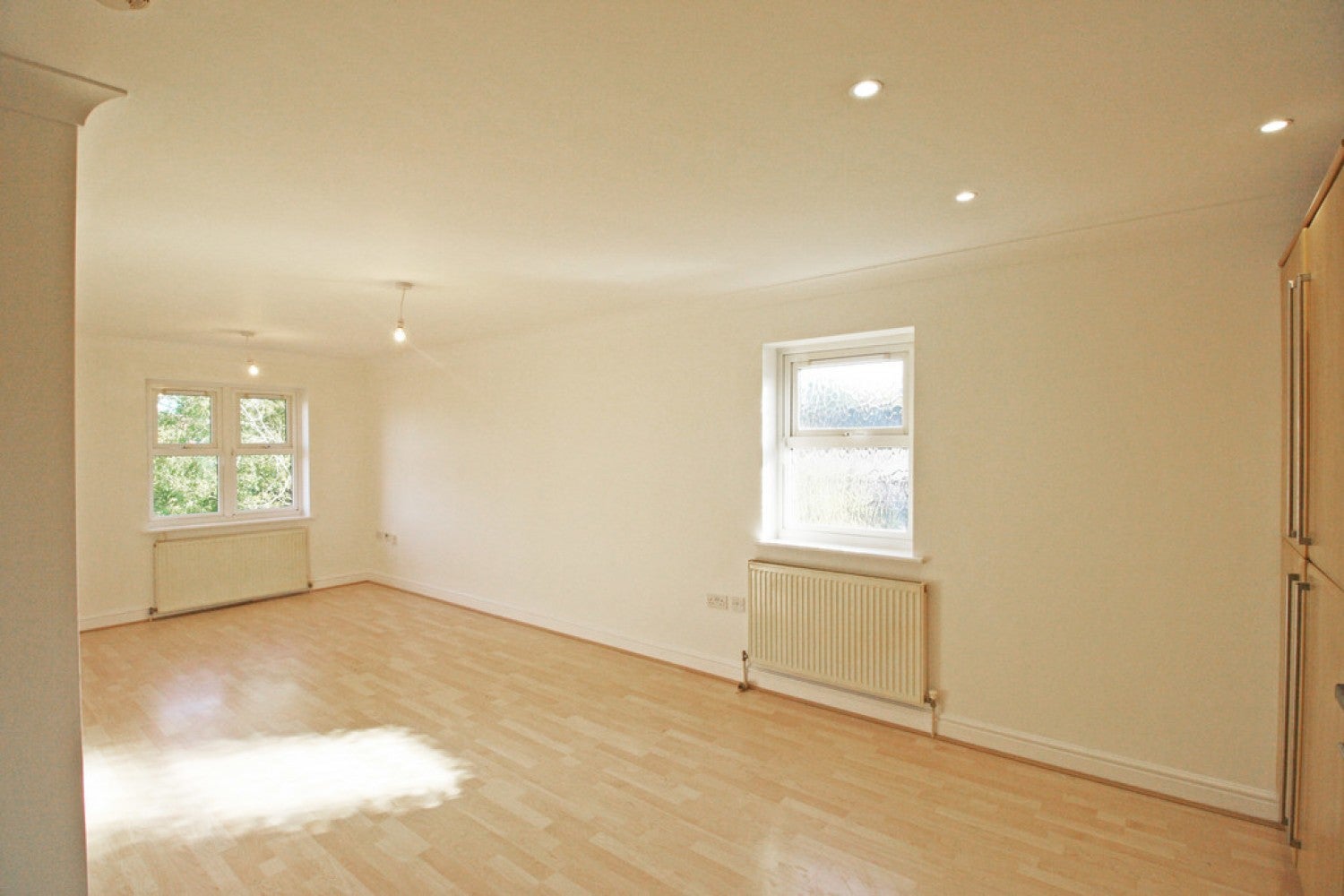 Flat Kennedy Road in Horsham