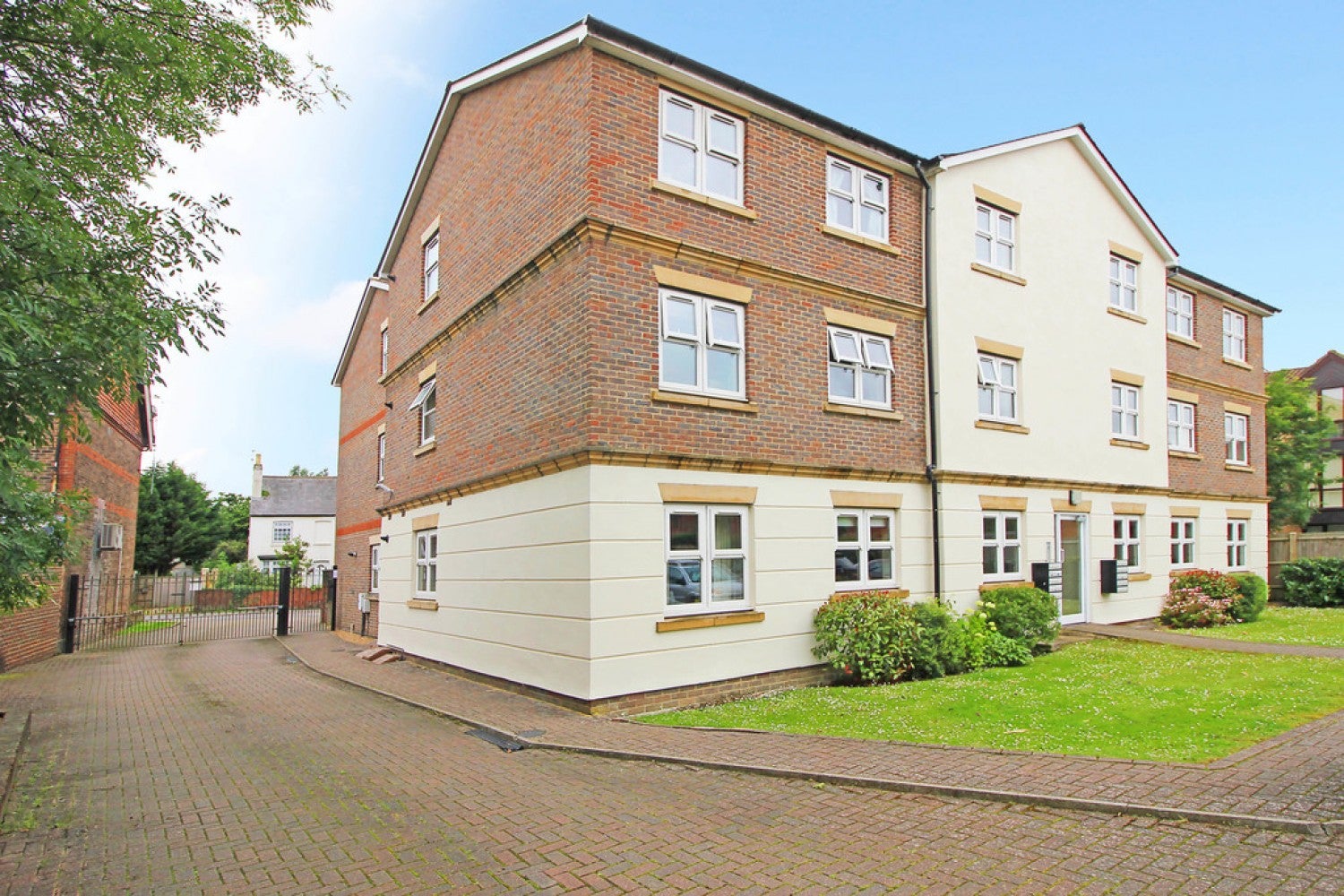 Flat Kennedy Road in Horsham