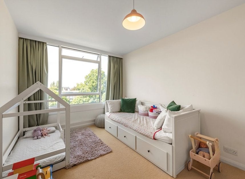 Flat Keswick Road in Greater London