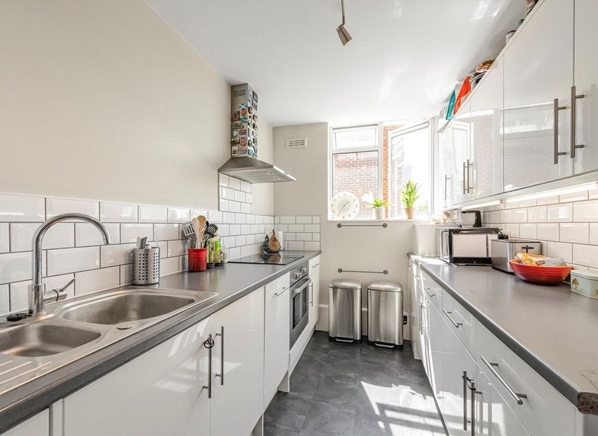 Flat Keswick Road in Greater London