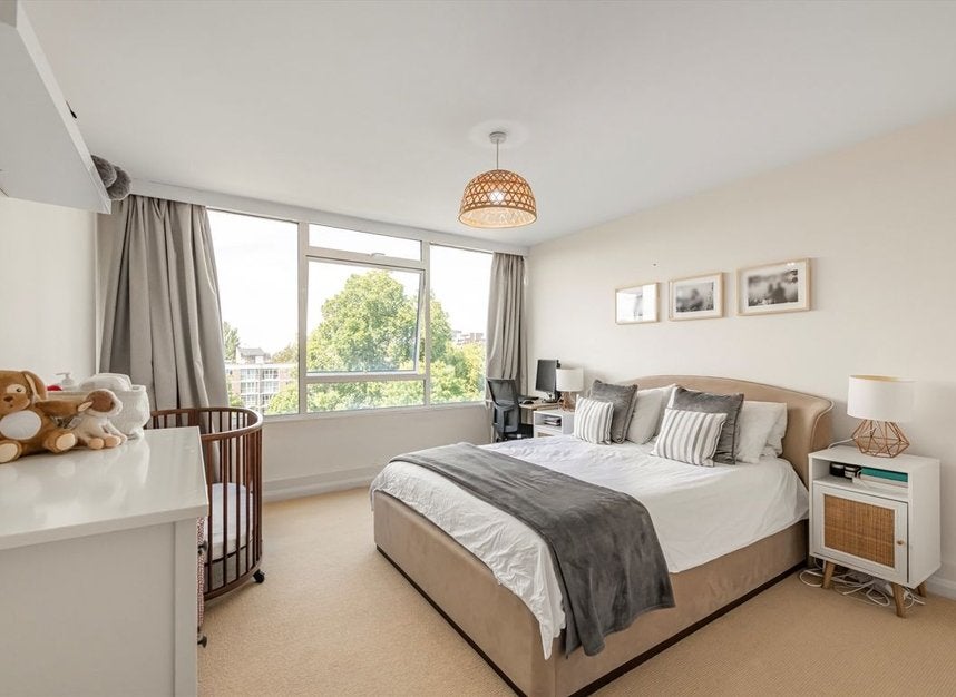 Flat Keswick Road in Greater London