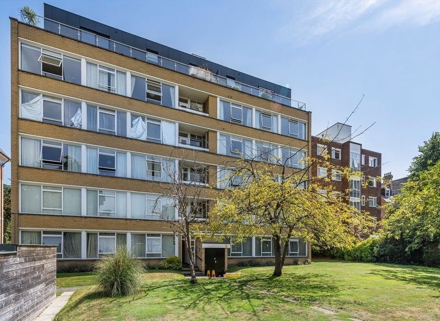 Flat Keswick Road in Greater London