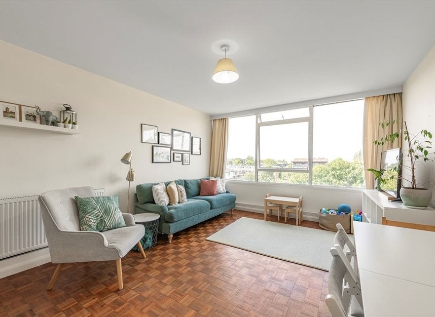 Flat Keswick Road in Greater London