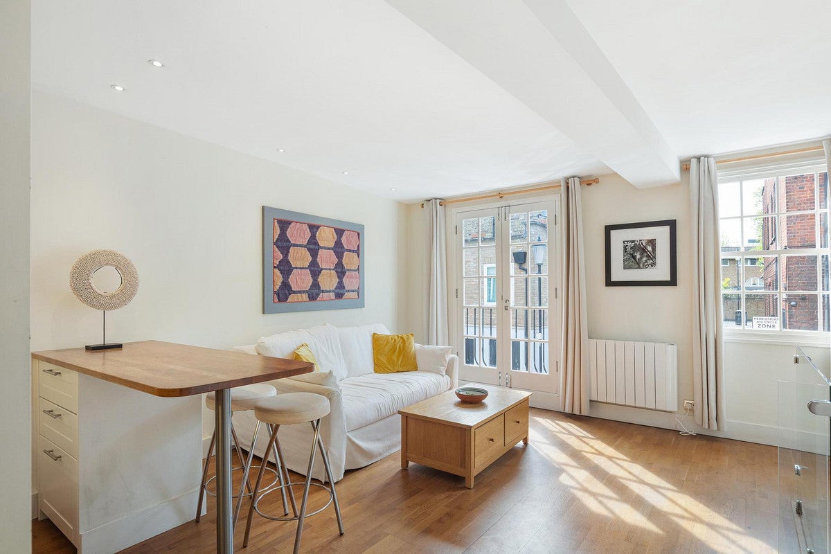 House Royal Crescent Mews in Greater London