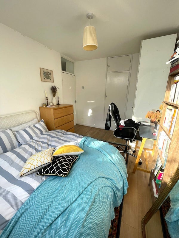 Room Crondall Street in Greater London