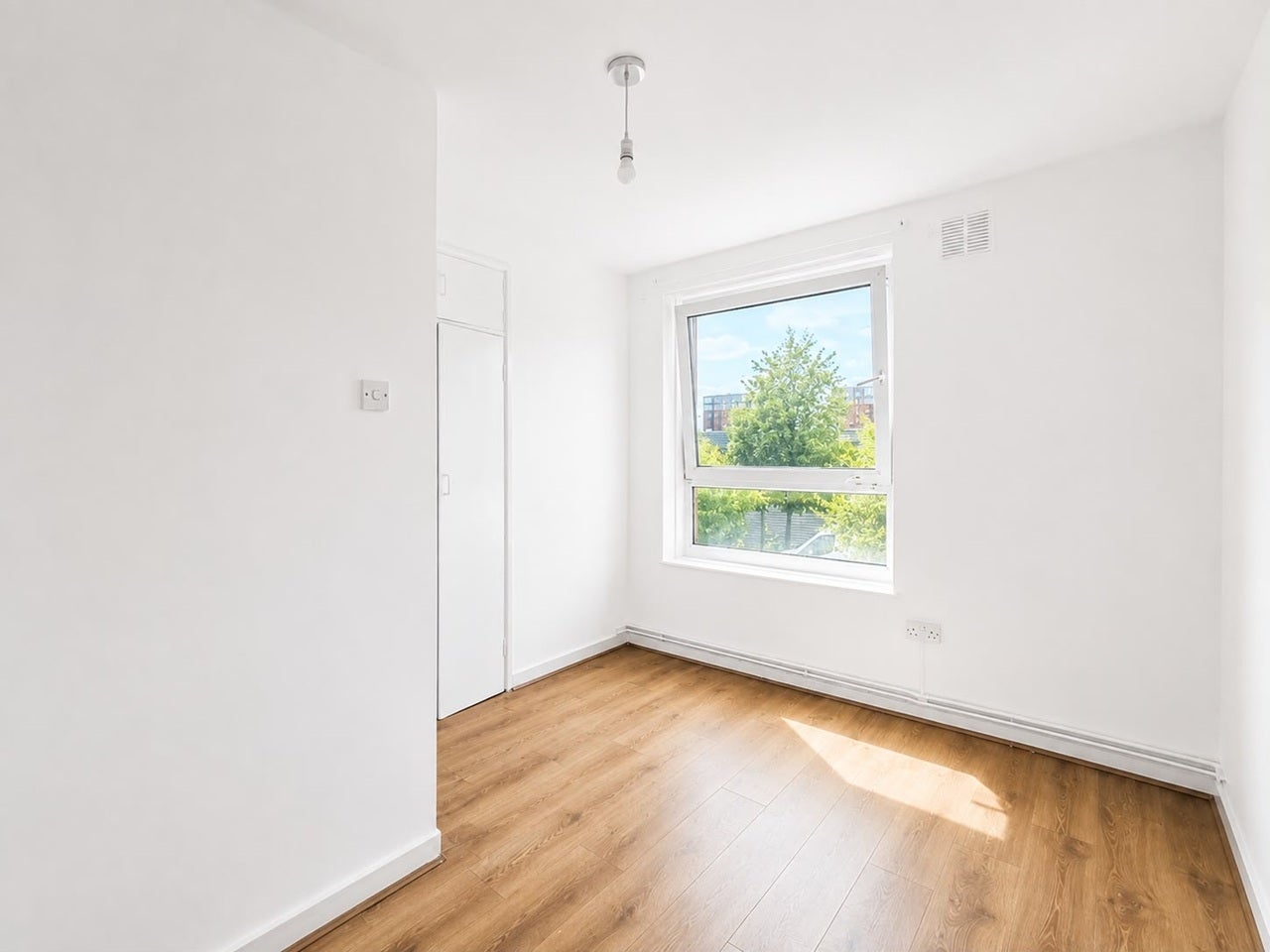 Flat Brickfield Road in Greater London