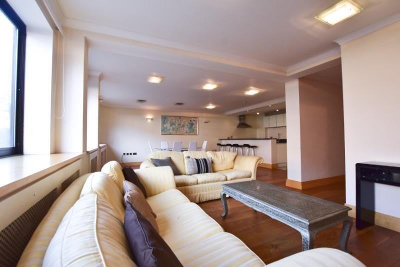 Flat Queen's Terrace in City of Westminster